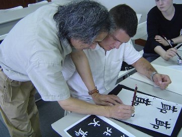 Instruct foreign students to write calligraphy