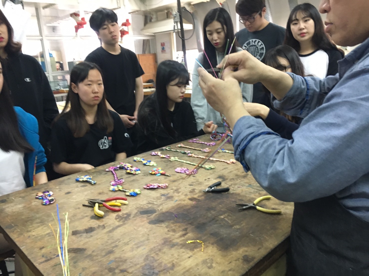 Foreign students' handicraft creation experience