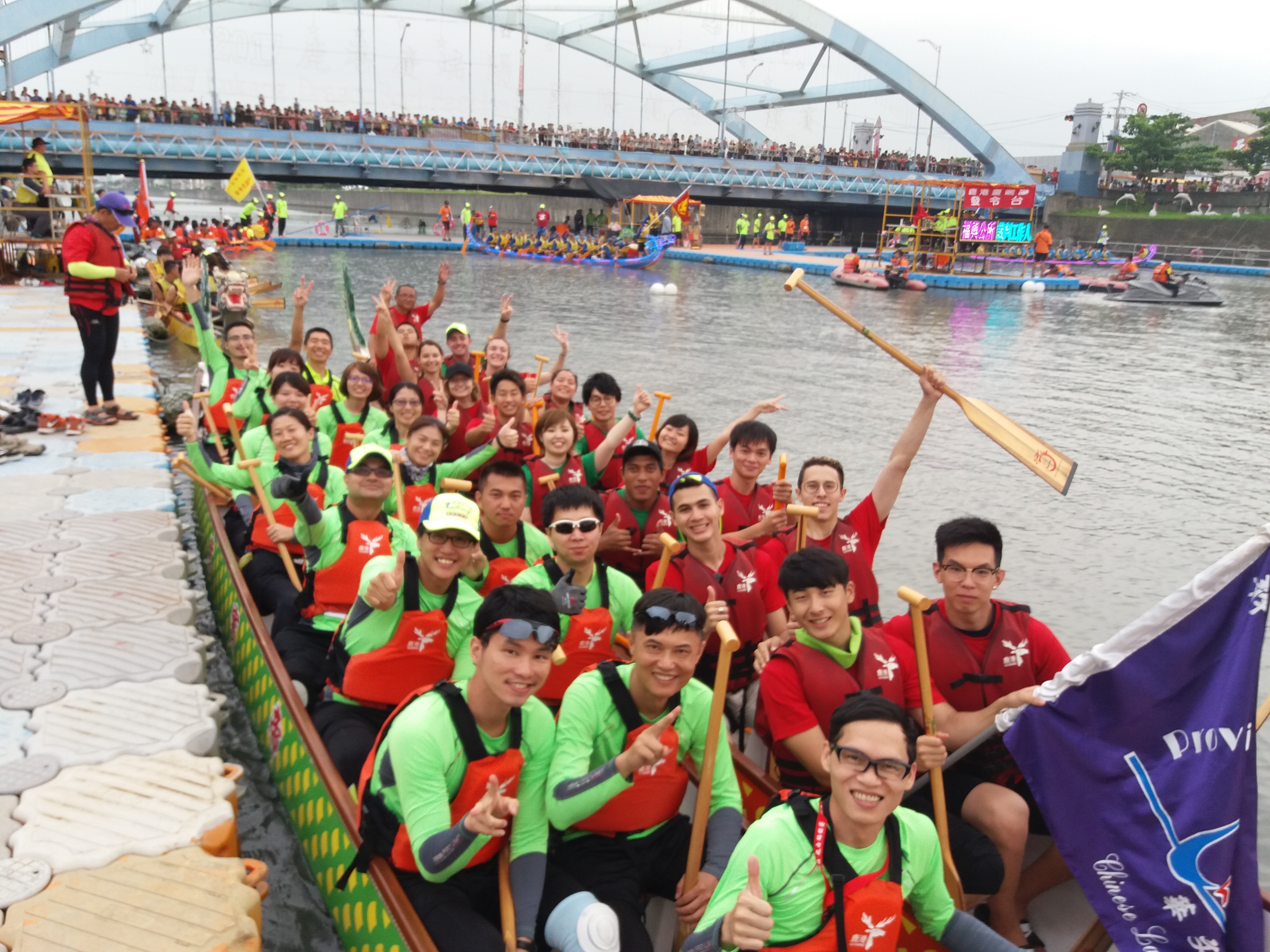 Foreign students rowing dragon boat experience