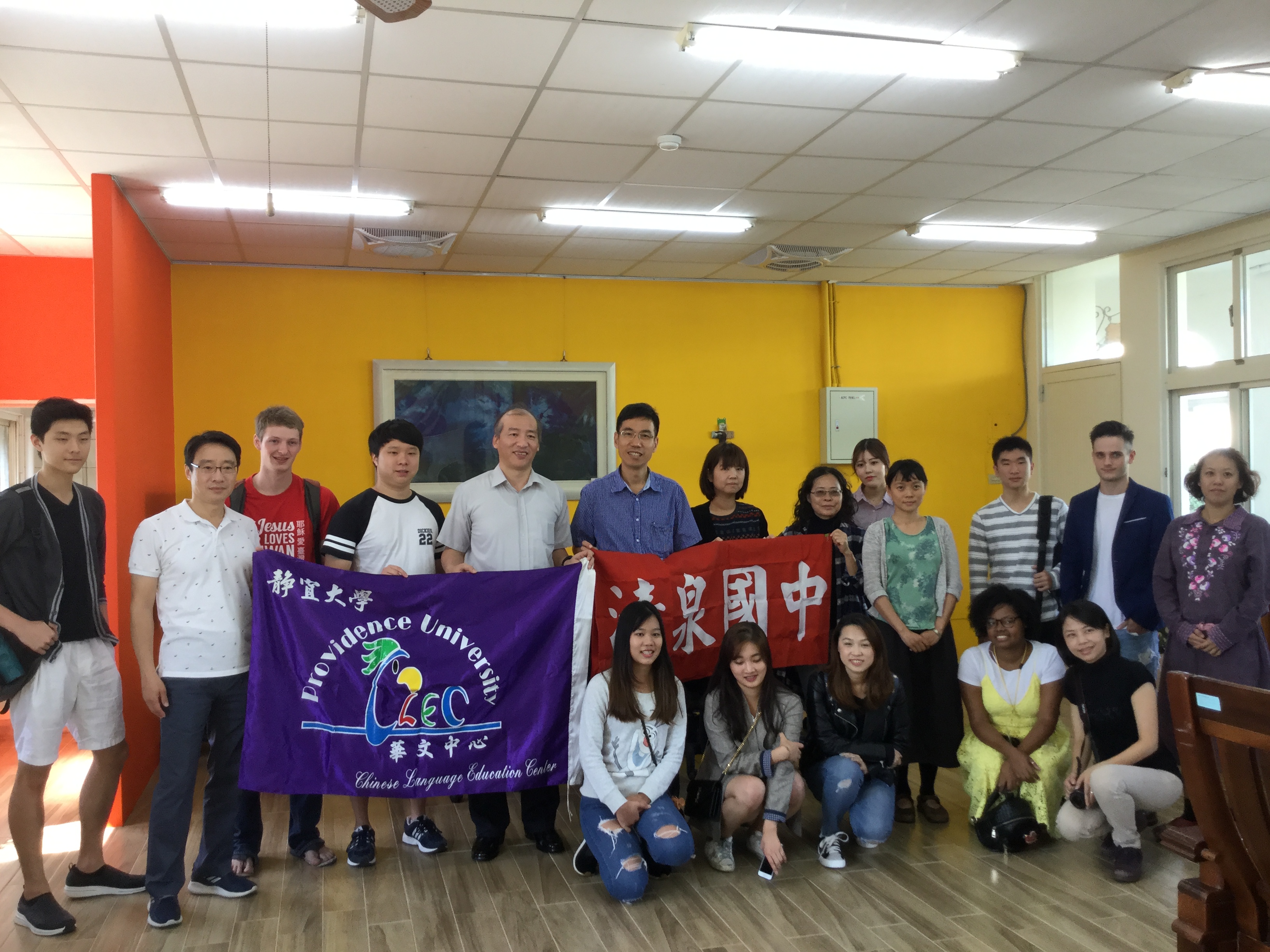 Foreign students visit Qingquan Junior High School