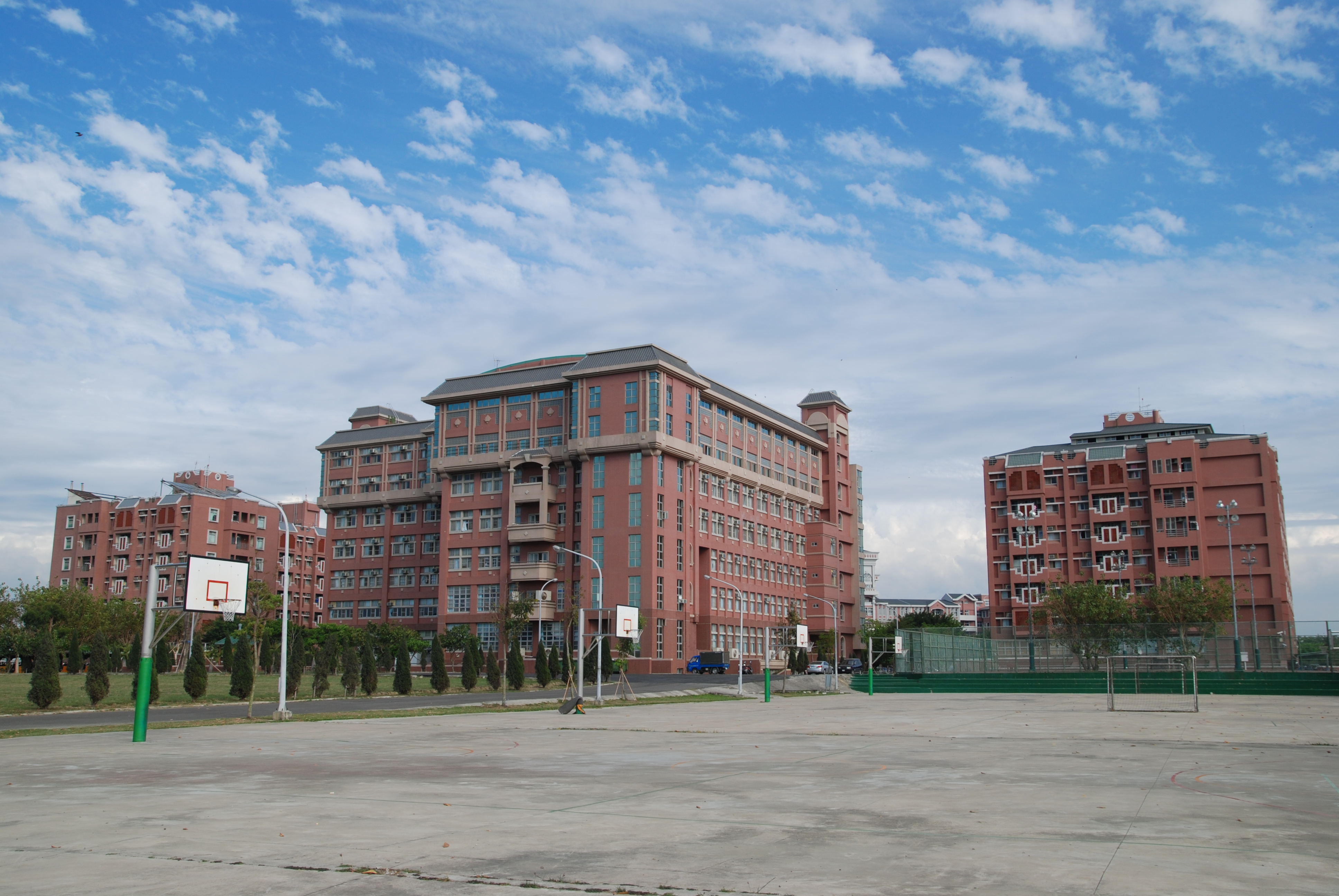 Zhiyuan Building (rear perspective of basketball court)
