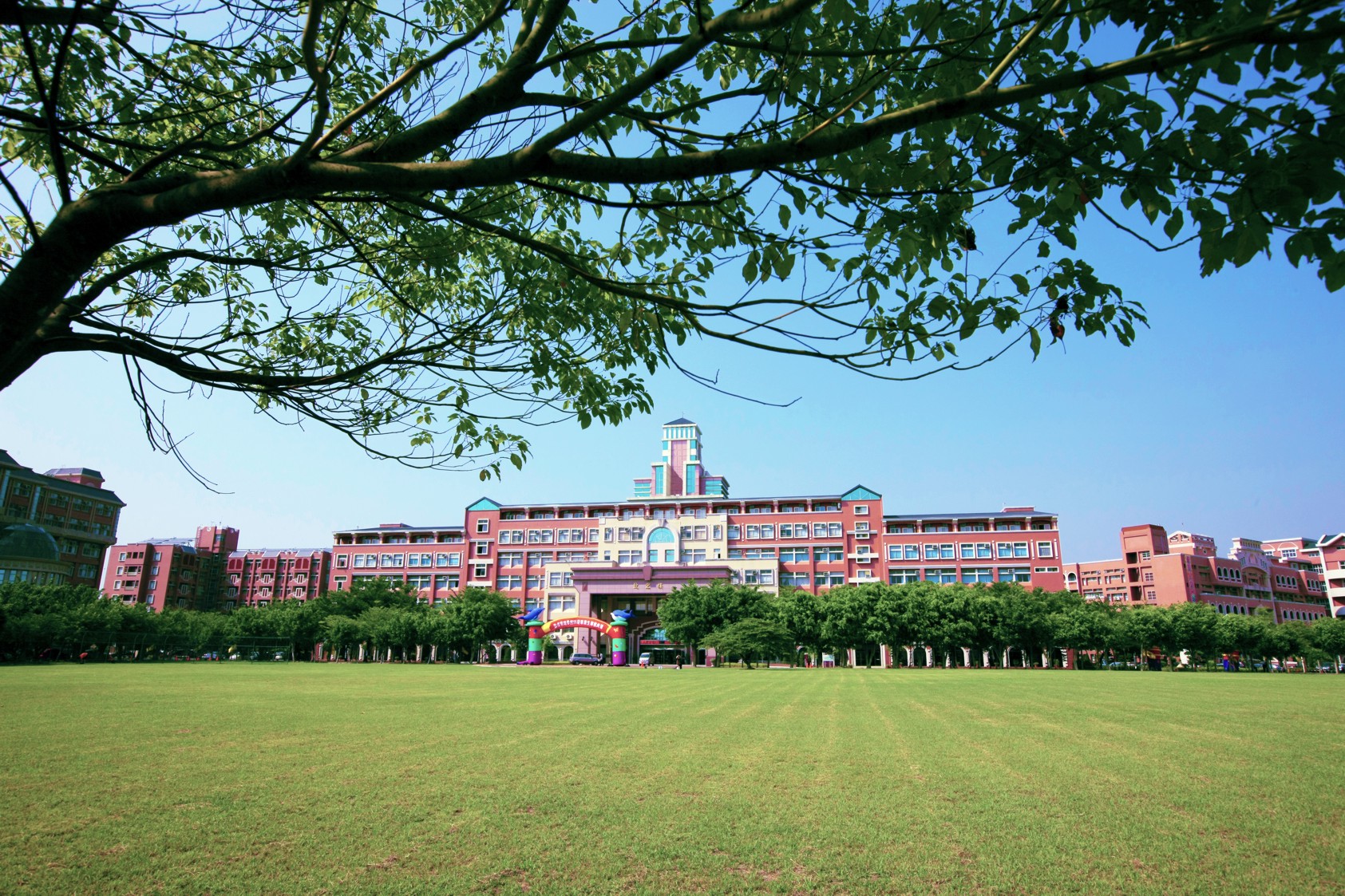 Zhiyuan Building (distant perspective of green space ahead)